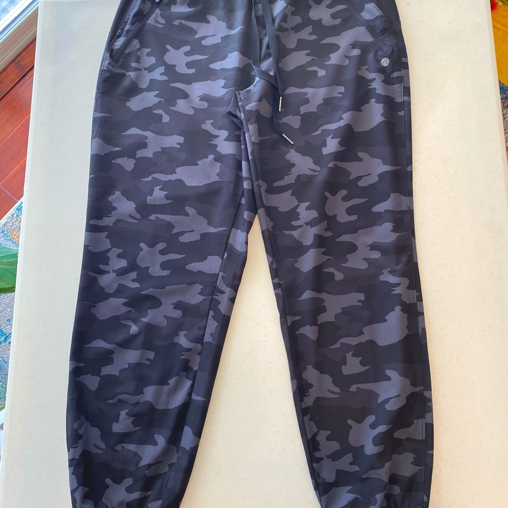 Apana jogger. Size LG. Black grey camo print SALE!